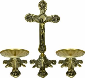 15200953277-ki-04.jpg Conjunto de altar com crucifixo de metal 30 cm e dois castiçais baixos