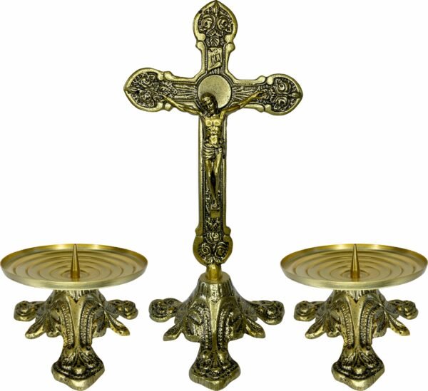 15200953277-ki-04.jpg Conjunto de altar com crucifixo de metal 30 cm e dois castiçais baixos