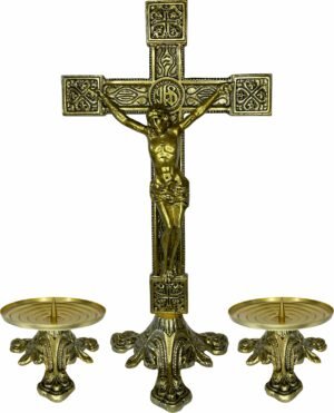 Conjunto com crucifixo de metal 37,5 cm e dois castiçais baixos
