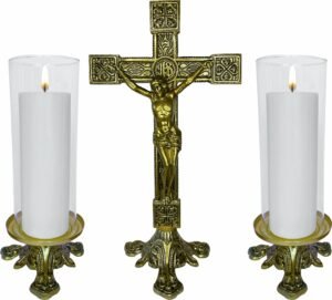 Conjunto crucifixo 37,5 cm com castiçais baixos e donzelas de vidro
