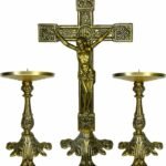 Conjunto Crucifixo Metal De Altar 37,5 Cm E 2 Castiçal Alto 21X12Cm