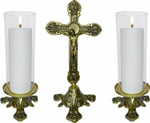 15200965337-ki-36.jpg Conjunto crucifixo 30 cm com dois castiçais baixos e donzelas