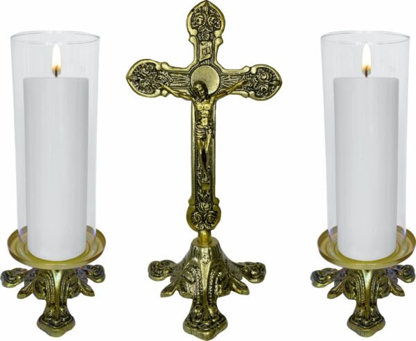 Conjunto crucifixo 30 cm com dois castiçais baixos e donzelas