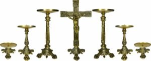 Conjunto crucifixo 37,5 cm com seis castiçais em três alturas