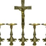 Conjunto Crucifixo Metal De Altar 50Cm E 6 Castiçal 21Cm