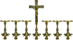 Conjunto crucifixo de metal 50 cm com seis castiçais de 21 cm