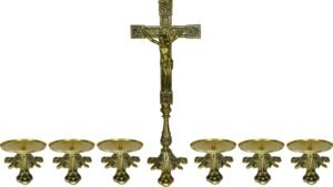 Conjunto crucifixo de metal 50 cm com seis castiçais baixos