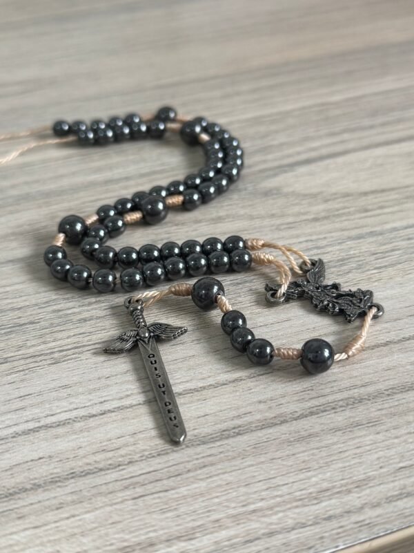 15396078054-foto-04.jpg Terço Pescoço Hematita São Miguel