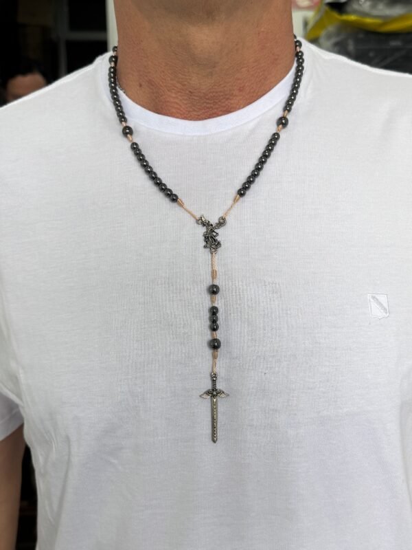 15396078067-foto-03.jpg Terço Pescoço Hematita São Miguel