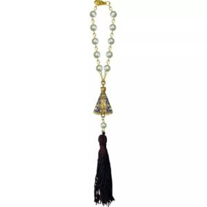 15189856033-de-52.jpg DEZENA PÉROLA CARRO NOSSA S APARECIDA COM POM POM