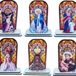 ENFEITE VITRAL COM SANTOS  10,5CM