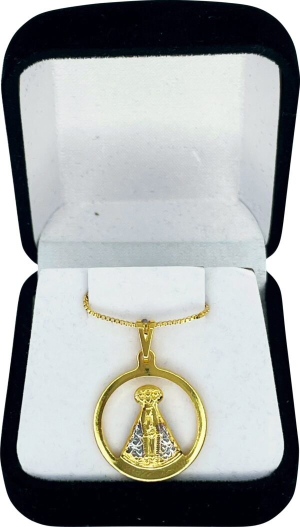 15197759876-fo-119.jpg CORRENTE COM PINGENTE N SENHORA APARECIDA REDONDO CX VELUDO