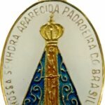 MEDALHA APARECIDA RESINADA 3,3 X 2,4 CM