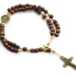 TERÇO PULSO MADEIRA SÃO BENTO COM ENTREMEIO E CRUZ METAL