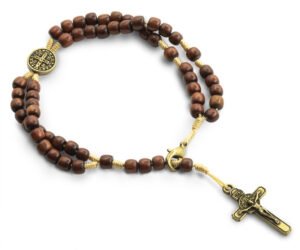 15232373029-td-112.jpg TERÇO PULSO MADEIRA SÃO BENTO COM ENTREMEIO E CRUZ METAL