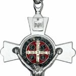 CHAVEIRO SÃO BENTO CRUZ PRATEADO COM MEDALHA COLORIDA