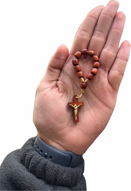 DEZENA DE MADEIRA COM CRISTO