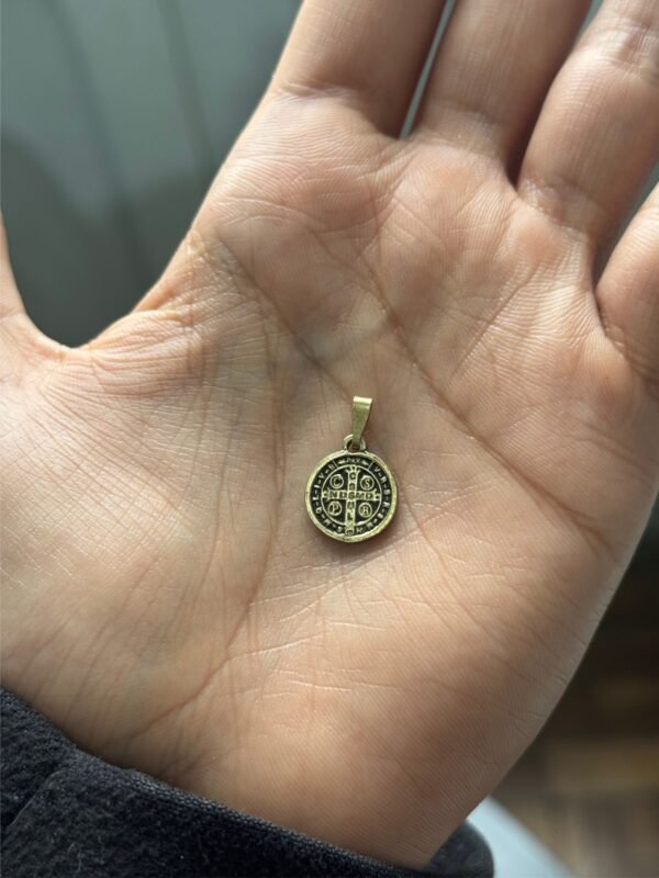 MEDALHA SÃO BENTO OURO VELHO PEQUENA 14 MM