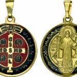 MEDALHA SÃO BENTO RESINADA 22 MM