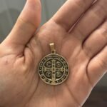 MEDALHA SÃO BENTO OURO VELHO GRANDE 30 MM