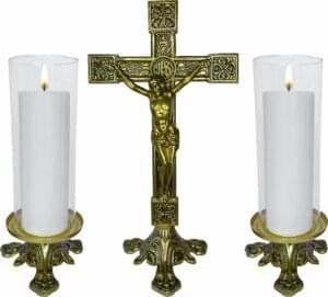 Conjunto Crucifixo Metal De Altar 37,5 Cm E 2 Castiçal Baixo C/ Donzela