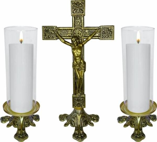 Conjunto Crucifixo Metal De Altar 37,5 Cm E 2 Castiçal Baixo C/ Donzela