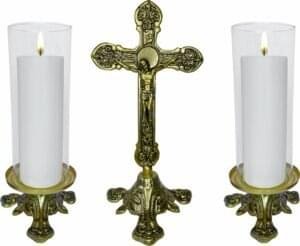 15200965337-ki-36.jpg Conjunto Crucifixo Metal De Altar 30 Cm E 2 Castiçal Baixo C/ Donzela (Vela Não Inclusa)
