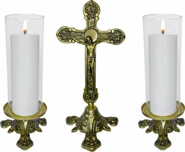 Conjunto Crucifixo Metal De Altar 30 Cm E 2 Castiçal Baixo C/ Donzela (Vela Não Inclusa)